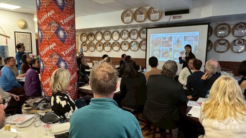 校長田秝綈介紹華語中心課程與教學特色，強調融入臺灣文化的教學理念