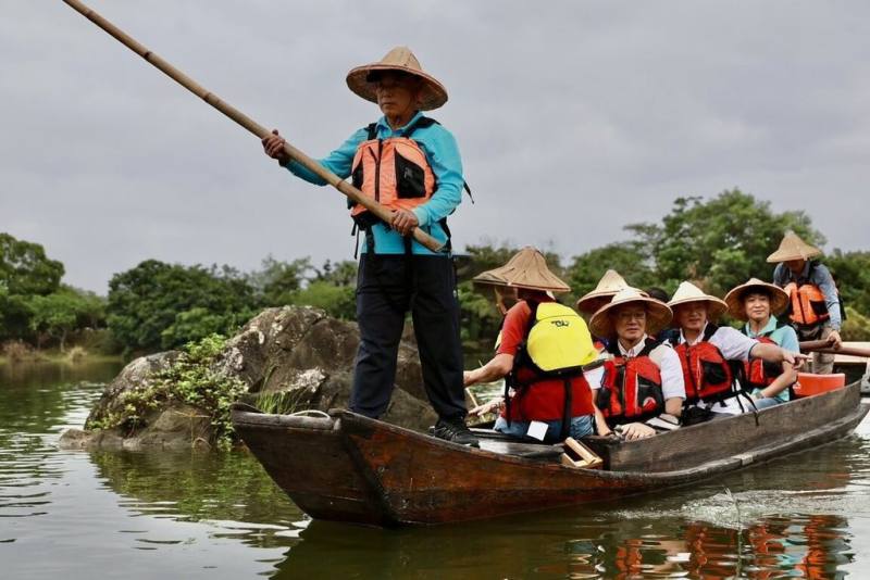 宜蘭縣立蘭陽博物館26日在烏石港舊址水域舉辦「傳統舟船修復試航」儀式，與會來賓搭乘舟船下水，見證宜蘭海洋文化復振再啟。（宜蘭縣政府提供）