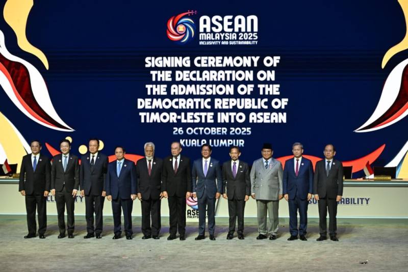 東協各國領袖26日與東帝汶總理共同簽署入會宣言。（facebook.com/aseansecretariat）