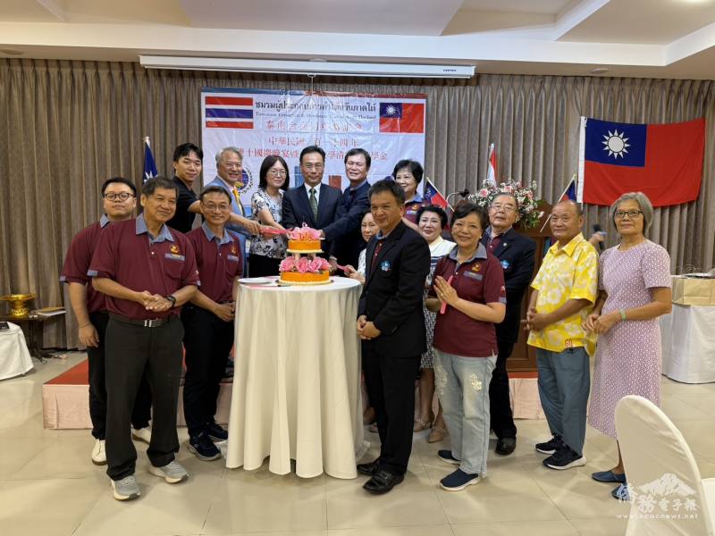 與會貴賓共切蛋糕慶祝中華民國國慶