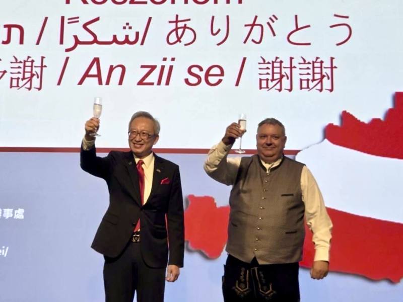 外交部政務次長吳志中與奧地利台北辦事處代表何士誠（Christian Helbig）共同舉杯慶賀