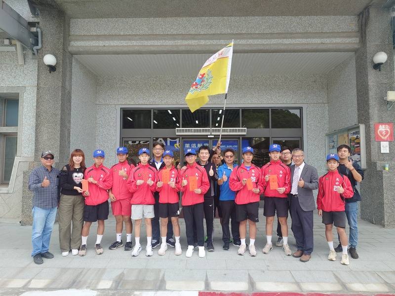 馬祖高中棒球隊8名高一生25日搭機前往台灣本島準備參加黑豹旗全國高中棒球大賽，連江縣政府、多名縣議員及民間團體、宮廟等均送上程儀預祝旗開得勝