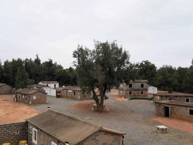 金門縣過去仿越共村建立的村落戰鬥訓練場地「賈村營區」經金門國家公園管理處修復後，已於民國114年2月啟用，目前有業者進駐，未來將發展生存遊戲等活動