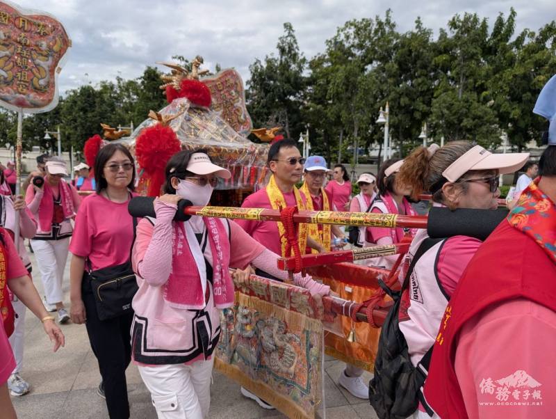 藍夏禮伉儷隨出巡隊伍行進