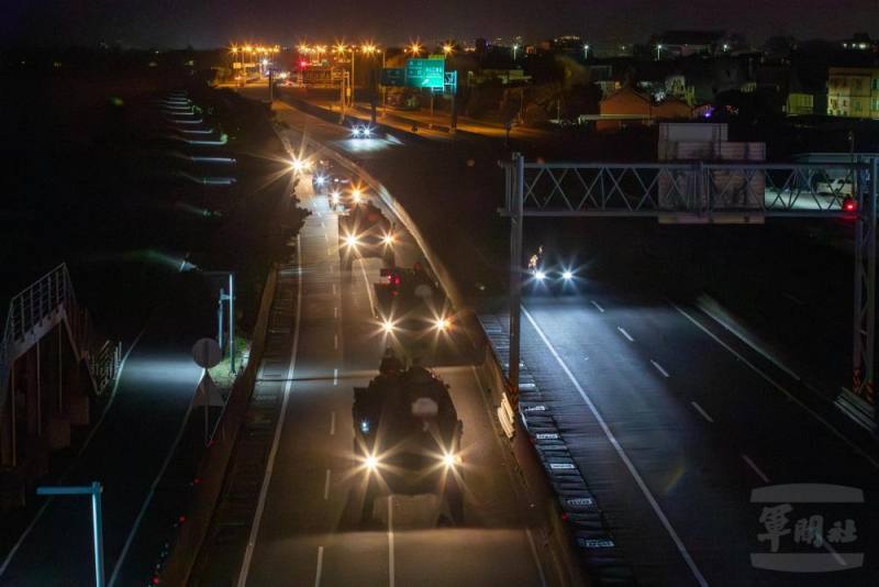 542旅夜間戰術機動。（軍聞社記者王進福攝）