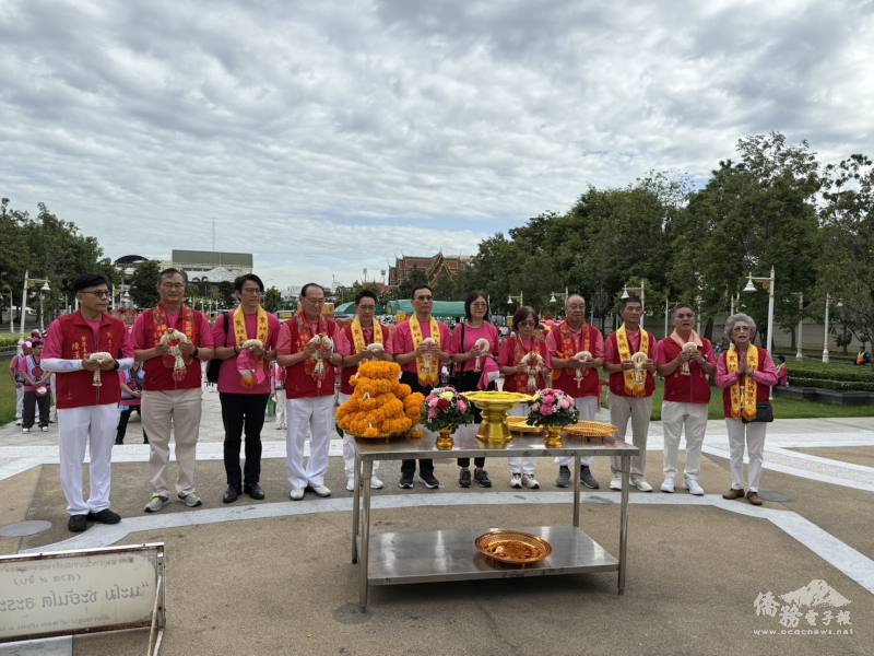 出席貴賓向泰國一世皇獻花致敬