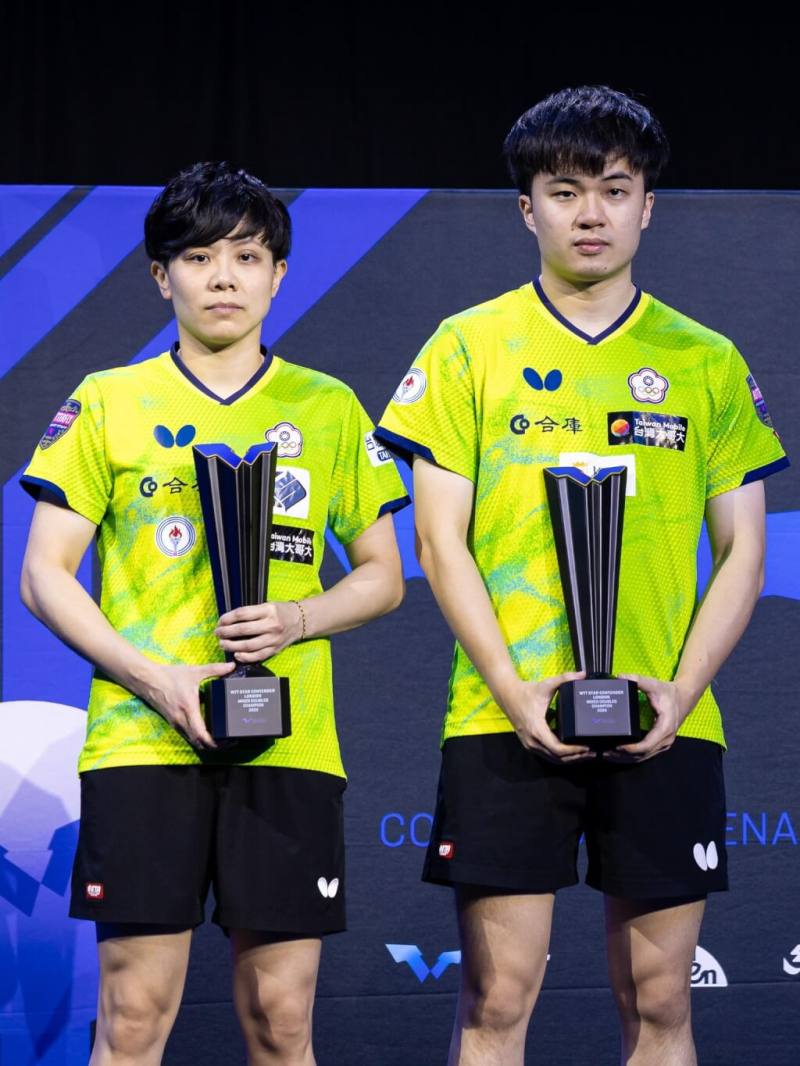 台灣桌球混雙林昀儒（右）、鄭怡靜（左）26日在WTT倫敦球星挑戰賽奪冠。（圖取自facebook.com/WTT）