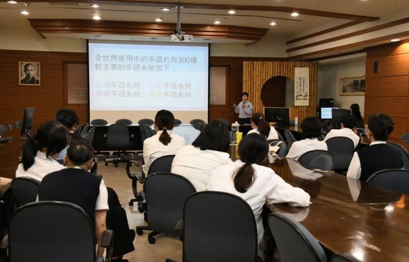 大林慈濟醫院近日邀請手語老師林怡君（站立者）分享聾人溝通困境，讓醫護人員學習在醫療場域如何提供聾人實質協助。（大林慈濟醫院提供）