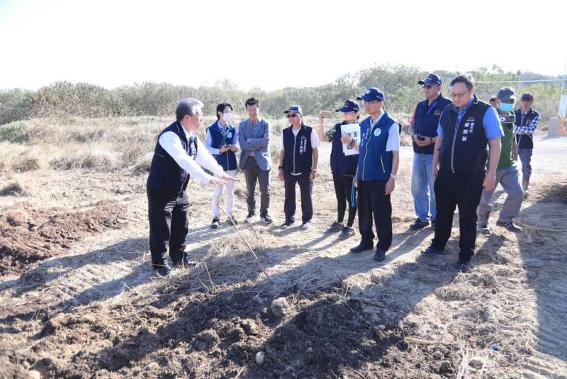 台中梧棲一處養豬場斃死豬確診為台灣首例非洲豬瘟，環境部環境管理署副署長林左祥（前右2）26日前往台中市文山掩埋場，實地了解廚餘處理及防疫管理情形。（台中市政府提供）