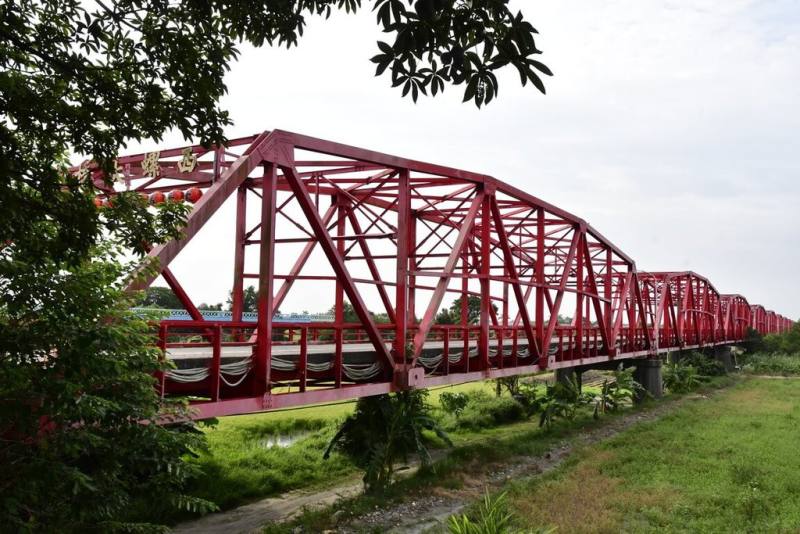 串聯彰化雲林兩縣的西螺大橋因歷史悠久需維修，彰化縣政府27日舉辦西螺大橋維修補強工程開工典禮，縣府指出，大橋有漆面老化、鋼構鏽蝕、橋墩裂縫等問題，整修工程施工期間將全線封閉，預計115年12月完工。（彰化縣府提供）