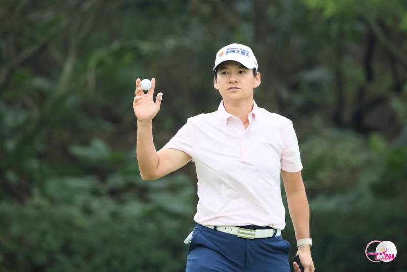 曾雅妮26日拿下緯創高球公開賽冠軍，相隔11年再度奪冠，她說，「這個獎給我很多信心，讓我能繼續拚下去，10幾年都能等了，我相信接下來一定會更好」。（TLPGA提供）