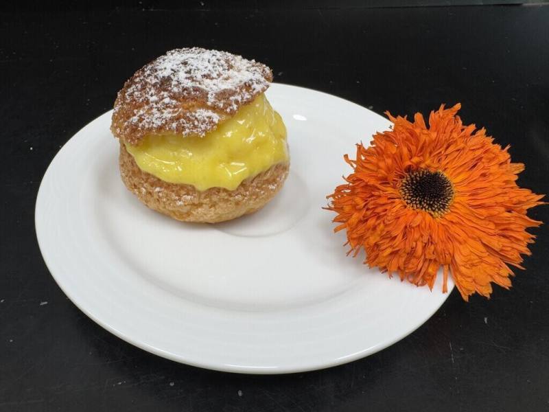 農業部桃園區農業改良場成功自金盞花中萃取出與視力保健有關的葉黃素，加入甜點餡料中，消費者享用美味也一併補充營養素。（桃園農改場提供）