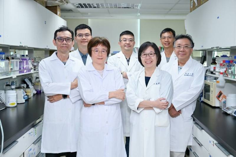 首頁 / 生活
研究：化療藥「小紅莓」心臟毒性　橙皮素可緩解
2025/10/27 11:42（10/27 12:21 更新）
國家衛生研究院、陽明交通大學及林口長庚組成的團隊，發現柑橘萃取物「橙皮素」可緩解俗稱「小紅莓」的癌症化療藥對心臟帶來的毒性，且不影響抗癌療效。圖為陽明交大研究團隊。（陽明交大提供）