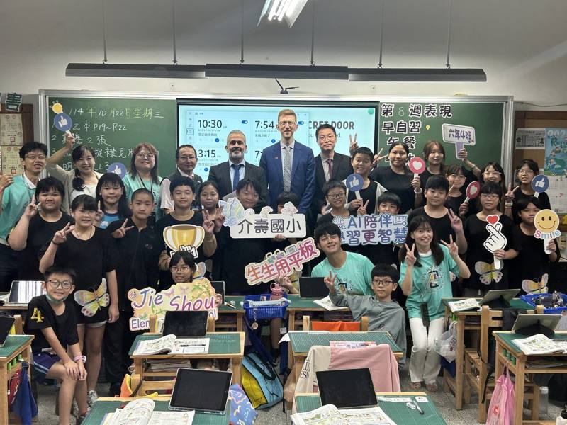 比利時佛拉蒙大區教育暨訓練部Hamid Riffi主任（後排左5）參訪新北市介壽國小數位融入教學