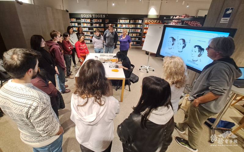 小峱峱的作畫吸引眾人的目光