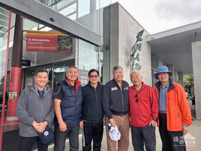 紐西蘭榮光聯誼會會長郭力銘（中）與會員合影