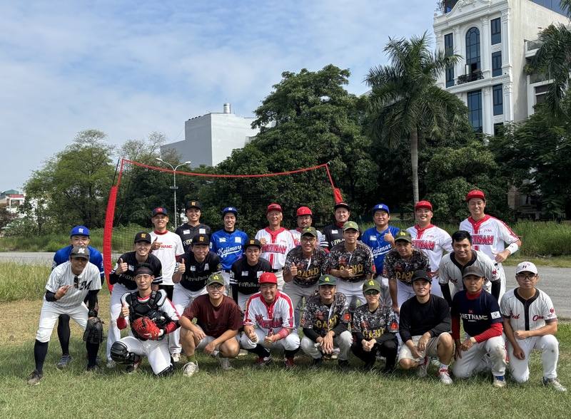 河內棒球隊人民警察隊26日參與日本組辦的比賽，與日本球隊進行友誼賽。由於人數不足，兩隊皆由幾支不同球隊組成，日方借的田徑場也稍嫌陽春，但不能阻擋球員熱切練習切磋的心。