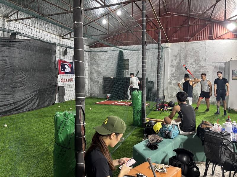 河內缺乏棒球練習場，球隊過去僅有的狹小練習草地被改建成餐廳，旅越台人張岳豐自掏腰包，成立河內第一個棒球室內訓練基地Perfect Game棒球中心，免費讓隊友練習。