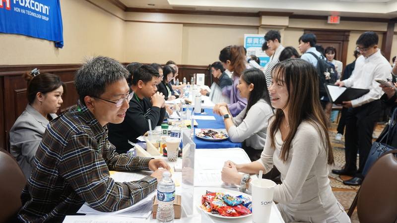 鴻海、廣達、緯創、緯穎等台灣科技大廠25日在南加州洛杉磯擺攤招募人才，吸引上千名求職者面談，其中大多數是台灣留學生