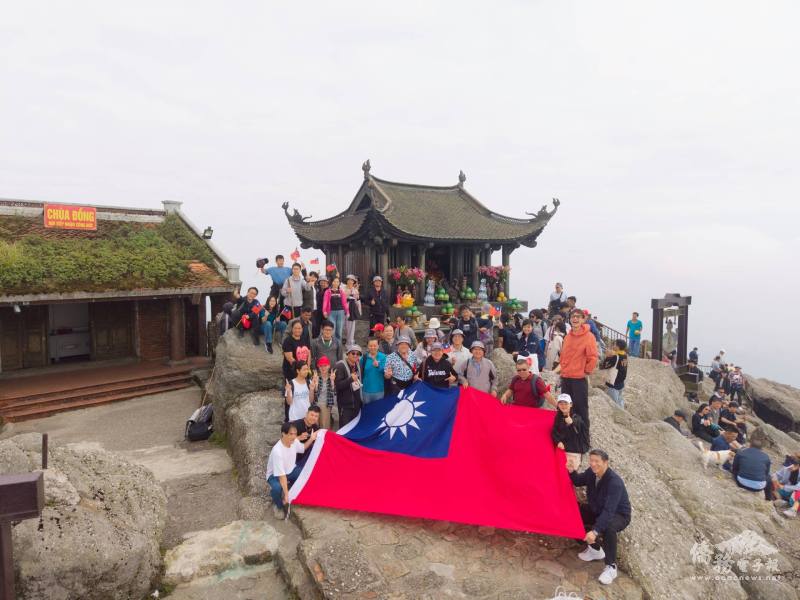 攻頂後拉起巨幅國旗，共同慶祝中華民國生日快樂