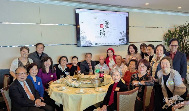 政大資深學長帶著當年在學校生活珍貴照片分享學生時期生活趣事，一同暢談人生經歷