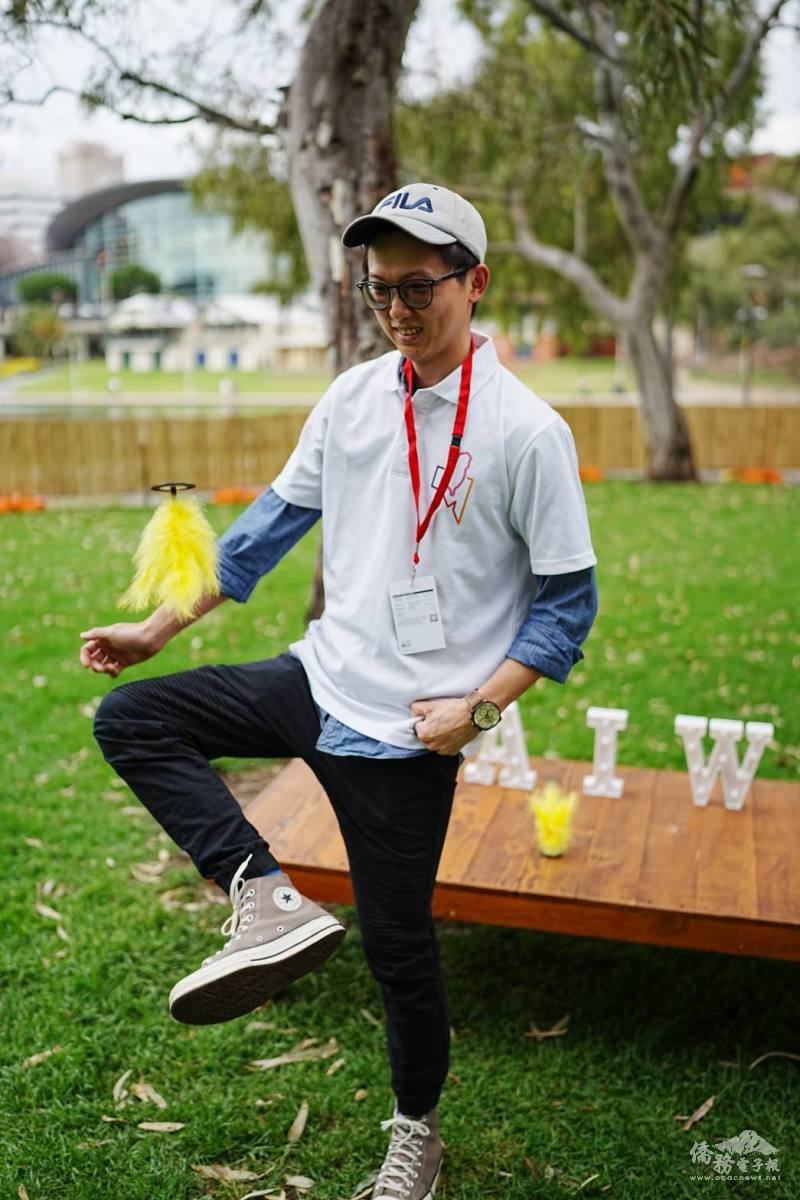 南澳台灣同鄉會志工現場示範毽子踢法