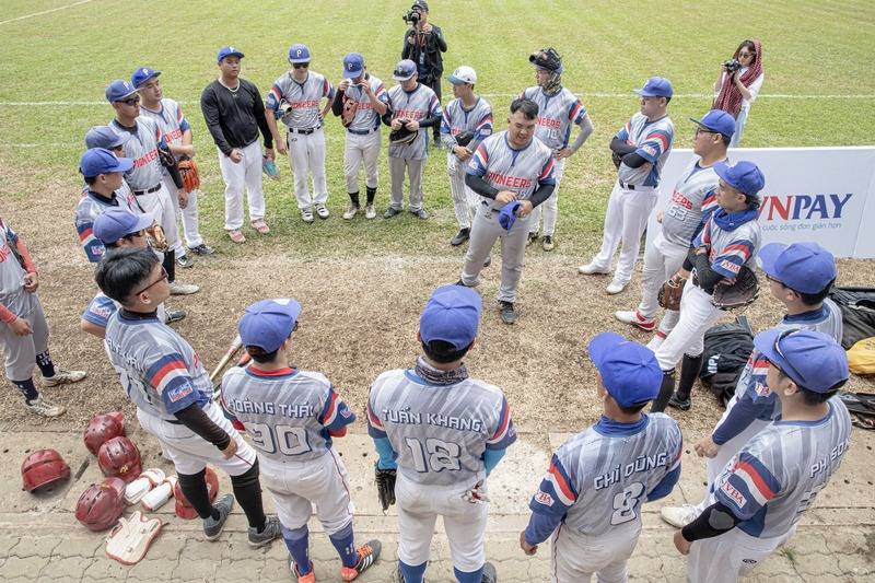 南越棒球先鋒者隊有不少台灣人身影，由於程度較好，常扮演帶領球隊自主訓練的角色，也常會從國外帶一些球具給越南球員使用，甚至會聘請球員至公司上班，讓他們放心練球。（陳侑呈提供）