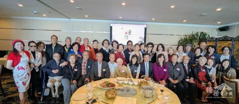 駐舊金山辦事處處長伍志翔中)、金山灣區文教中心主任莊雅淑(中右)出席政大校友會慶重陽邀資深校友共聚