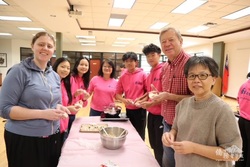 現場體驗包水餃樂趣