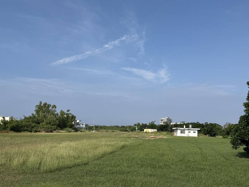 屏東縣政府提供多元旅遊體驗，11月8日在小琉球停機坪推出全新品牌活動「小島野台」，將邀請歌手演唱，還設置攤位讓民眾可以品嚐在地美食。