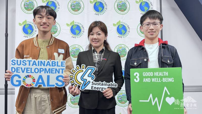 橙縣文教中心主任蕭蓓如（中）與由臺灣來美見習的醫學生洪得鈞（左）、蔡孟翰，在會中分享臺灣實踐永續發展目標的案例