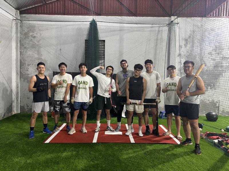 河內人民警察隊奪下去年越南全國棒球聯賽冠軍及今年河內棒球俱樂部冠軍。隊員有曾參與小馬聯盟世界少棒錦標賽的球員，教練團則包含美職小聯盟前球員Lucas Benenati（中）等人，張岳豐（右1）則努力推動基層棒球與完備設施。