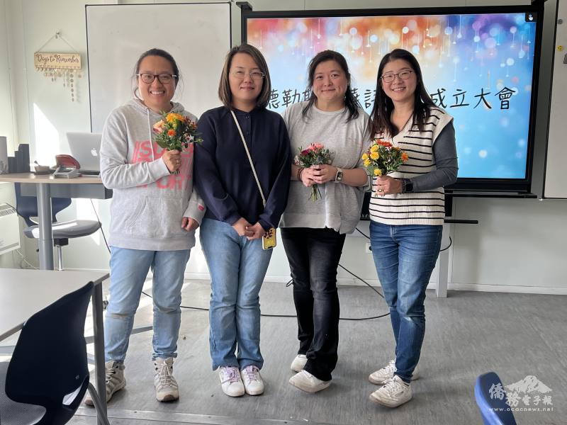 李慧美代表婦女協會獻花給羅涵勻、老師朱韻涵及黃冠雯