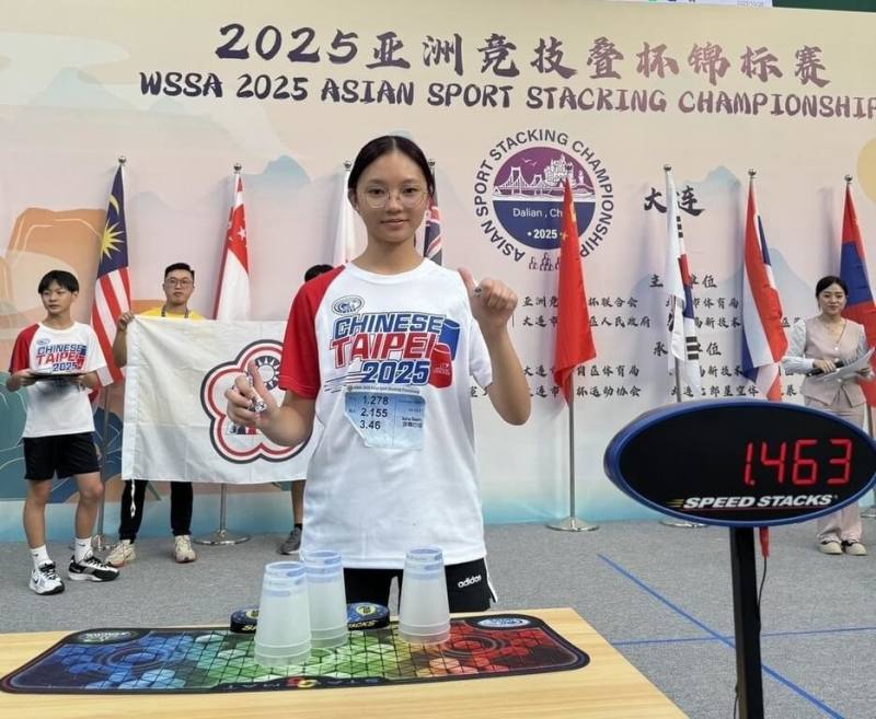 賽德克族少女莎瑪巴紹（前）在2025年亞洲盃競技疊杯錦標賽包辦11金3銀，另外還3破世界紀錄。（中華競技疊杯運動推廣協會提供）