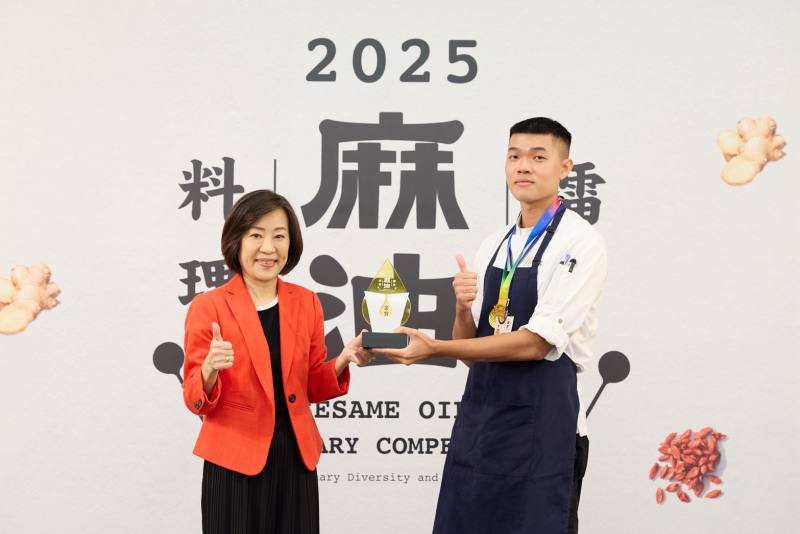 「2025麻油料理擂台競賽」決賽創新組由「台北互舍酒店-互餐廳」的〈互舍椪餅〉勇奪金獎