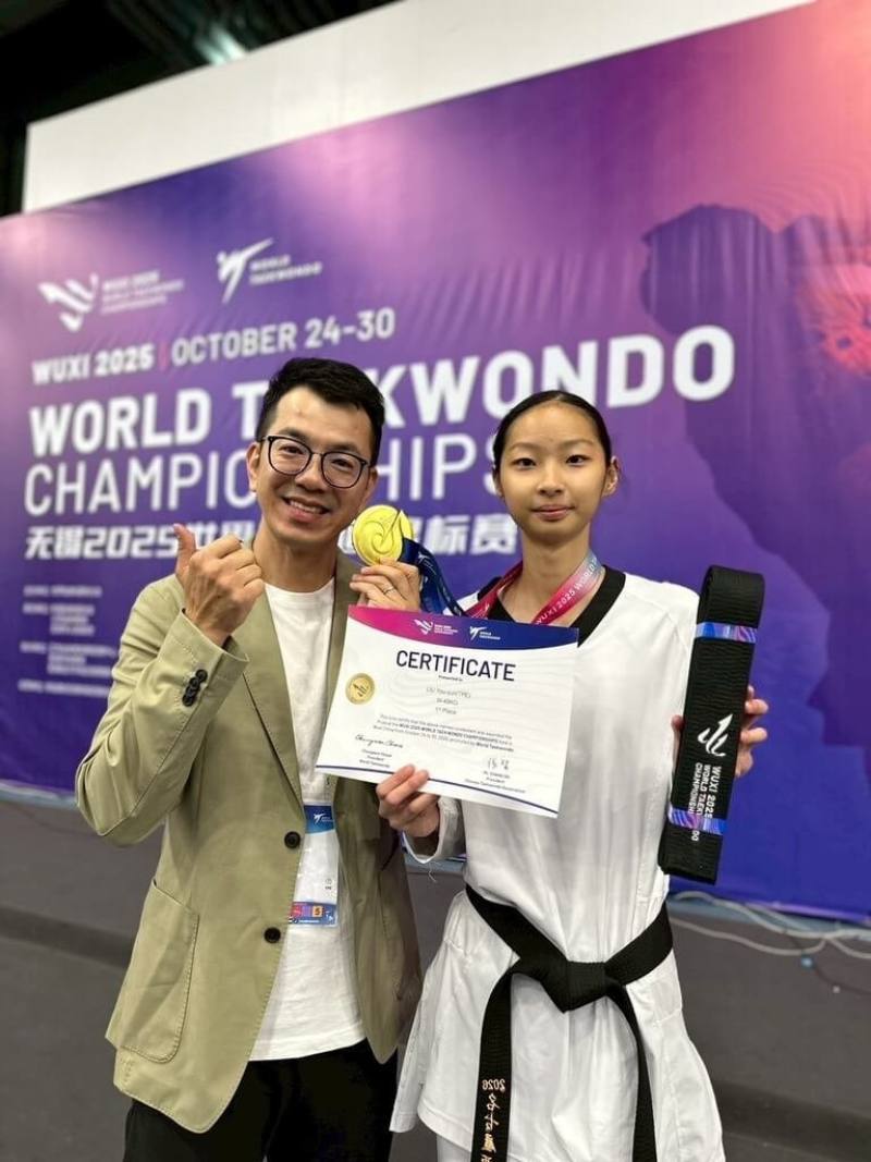 2025世界跆拳道錦標賽在中國舉行，年僅18歲的新星劉侑芸（右）25日於女子49公斤級金牌戰逆轉擊敗土耳其好手，替台灣摘下暌違10年的金牌。左為教練蘇泰源。（蘇泰源提供）