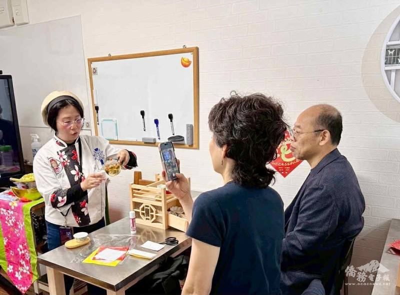 陳洳豔示範菊花茶的泡法