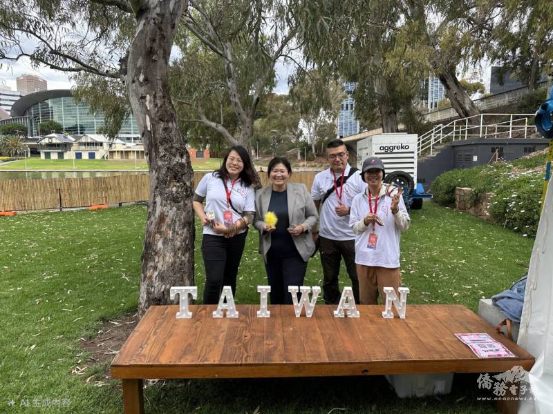 駐墨爾本辦事處副組長楊容清與南澳台灣同鄉會志工合影