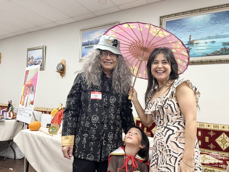 校長林樹強與官員Kaiunova愉快合影