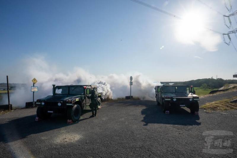 36化學兵群實施M56渦輪發煙車發煙作業。（軍聞社記者莊家豪攝）