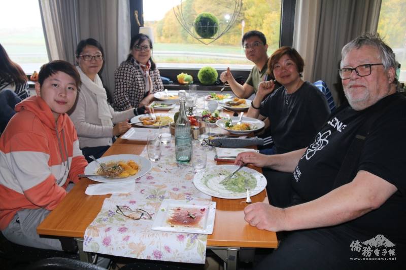 參加者圍坐用餐，氣氛溫馨融洽