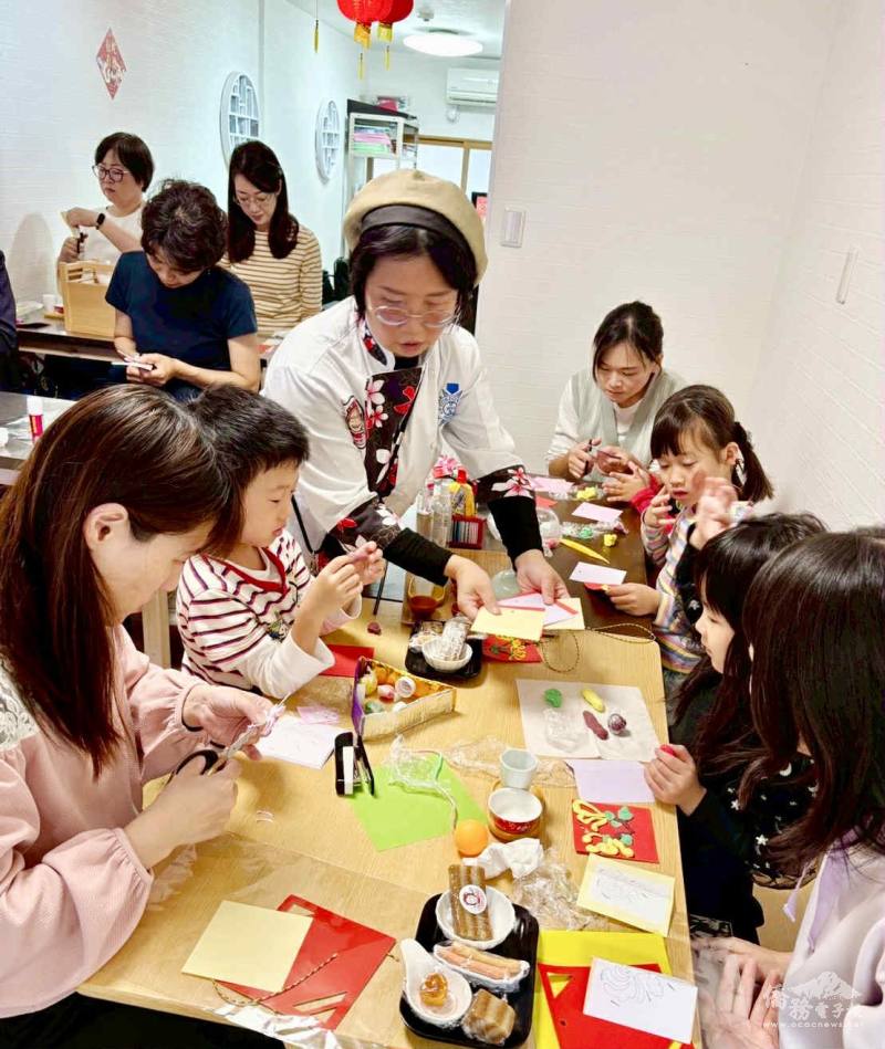 大阪弁天町台灣華語教室校長陳洳豔指導大家進行重陽文化手作體驗