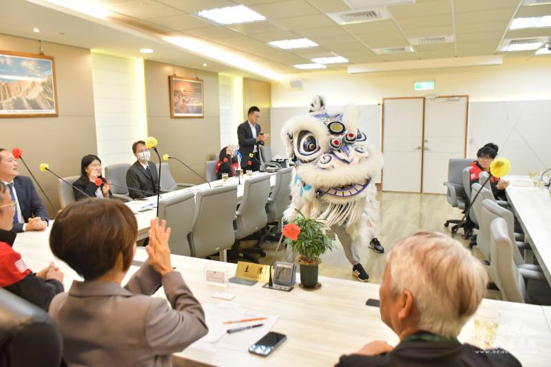 梁館白鶴龍獅團現場帶來舞獅表演