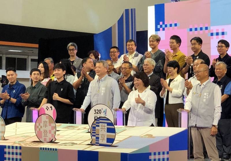 「320+1嘉義市城市博覽會」12月登場，嘉義市長黃敏惠（1排右2）27日出席記者會，率嘉市府團隊攜手超過100家在地品牌，展現嘉義產業共榮與城市發展蓬勃能量。