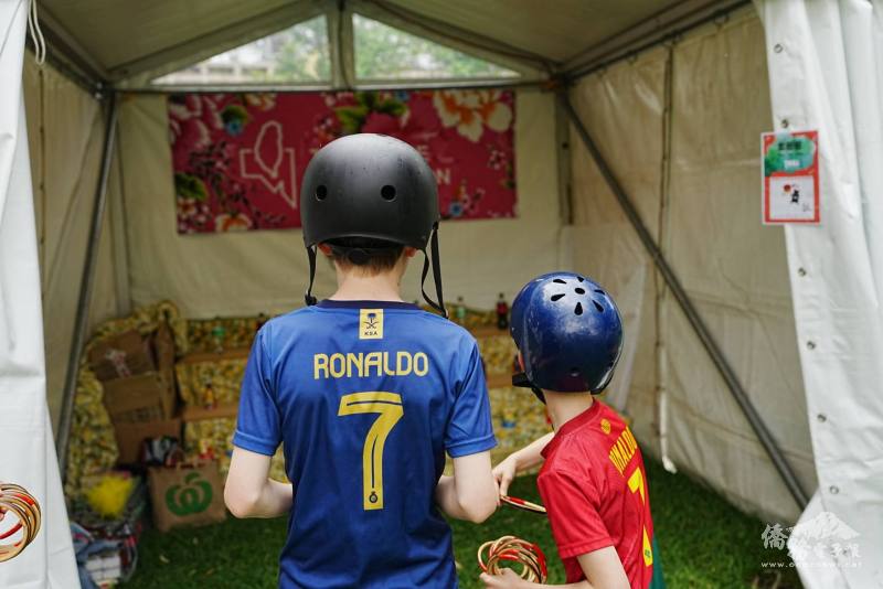 臺灣經典童玩「套圈圈」遊戲大受歡迎，小朋友們玩得欲罷不能