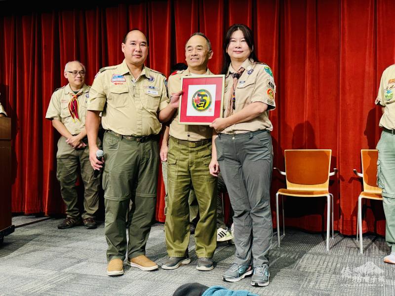 西雅圖的254團代表合影(左起：Ryan Yee, Tim Louie, Janet Yen)