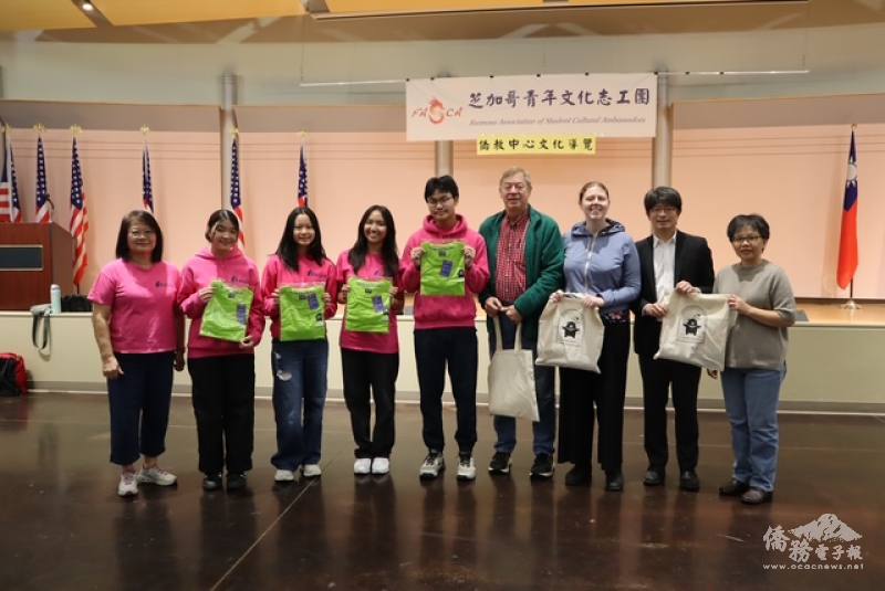 FASCA與TCML交換禮物；蔡季穎致贈中心紀念品予TCML學員