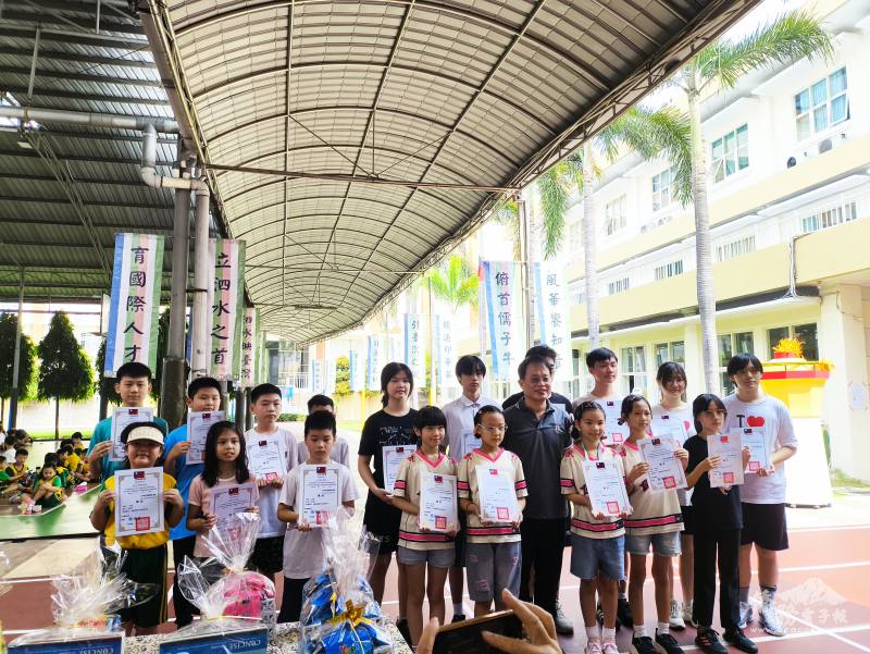 駐泗水辦事處副處長蔣忠良代表頒發政府獎學金