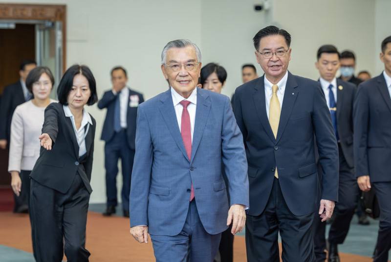 我國領袖代表林信義28日上午啟程前往韓國，並在登機前發表談話