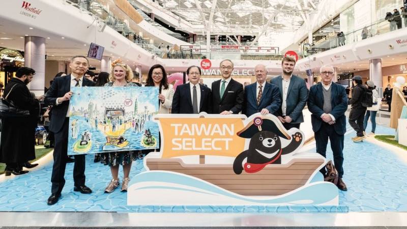 台灣精品海外聯合行銷活動「Taiwan Select揚帆計畫」在倫敦啟程，22至26日在購物中心快閃宣傳，主打台灣智慧生活精品，外貿協會秘書長王熙蒙（左4）、駐英國代表姚金祥（右4）、對台貿易特使福克納男爵（右3）出席24日的歡迎會。（外貿協會倫敦台灣貿易中心提供）